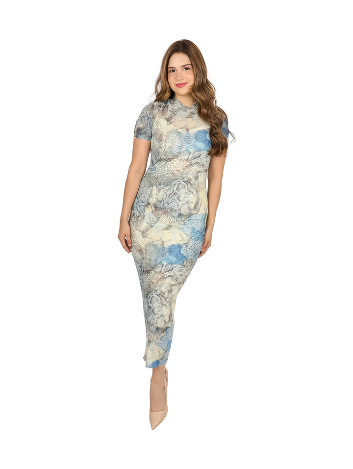 Vestido midi ajustado de Steve Madden con estampado abstracto en tonos azules y beige.