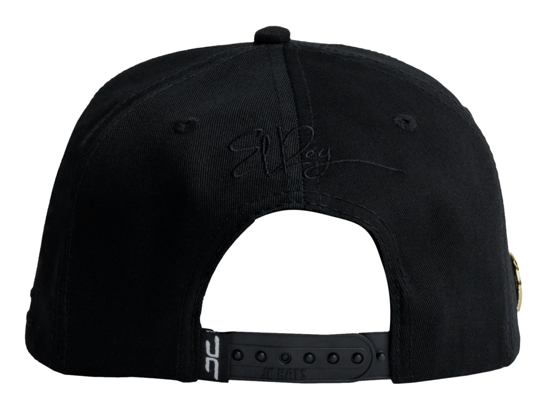 Gorra JC HATS color negro con bordado frontal en relieve de un león con corona.