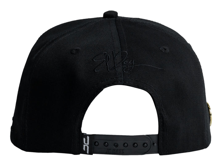 Gorra JC HATS color negro con bordado frontal en relieve de un león con corona.