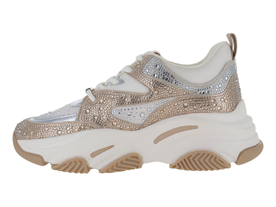 Tenis chunky Steve Madden con acabado brillante en plata y dorado y suela blanca gruesa.