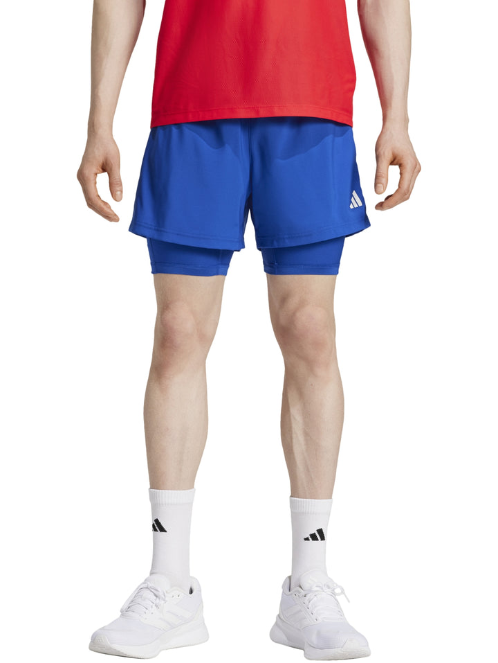Pantalones cortos deportivos Adidas color azul royal modelo 2 en 1 para hombre.