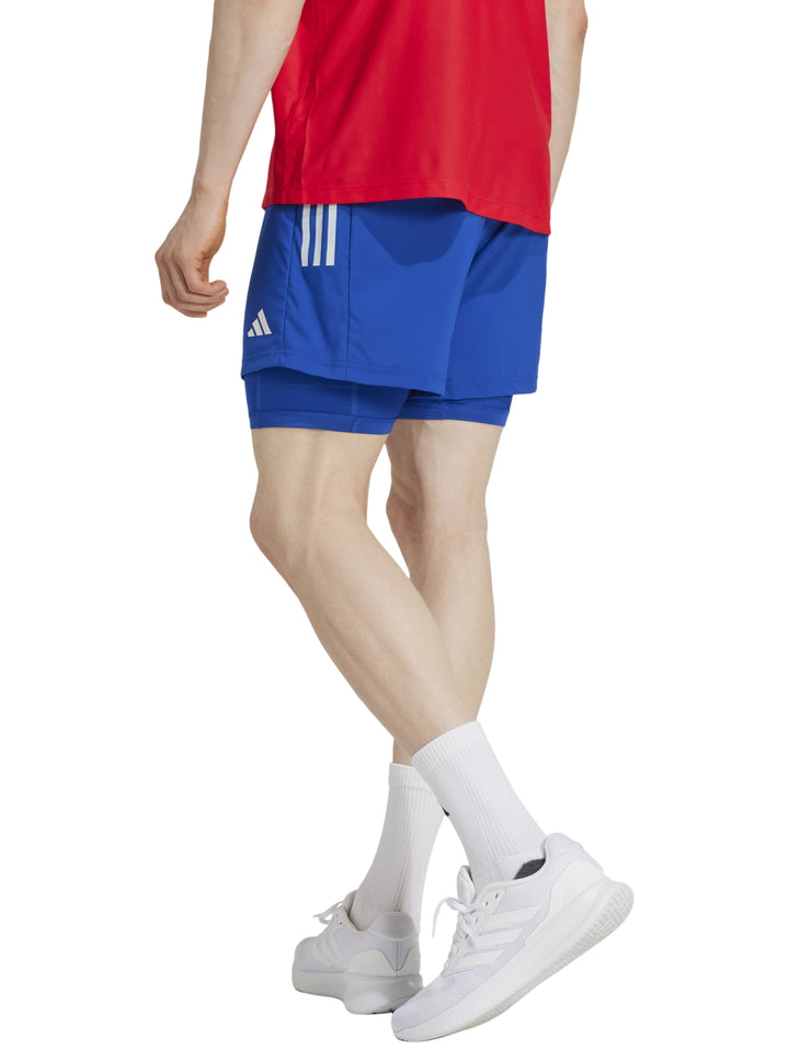 Pantalones cortos deportivos Adidas color azul royal modelo 2 en 1 para hombre.