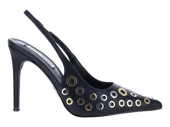 Zapato de tacón alto negro con tachuelas circulares doradas y plateadas y correa posterior.