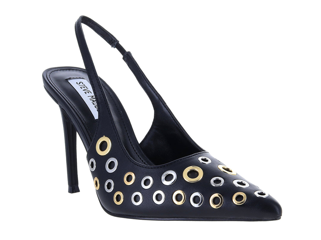 Zapato de tacón alto negro con tachuelas circulares doradas y plateadas y correa posterior.