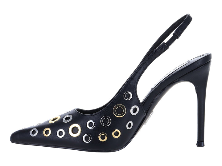 Zapato de tacón alto negro con tachuelas circulares doradas y plateadas y correa posterior.