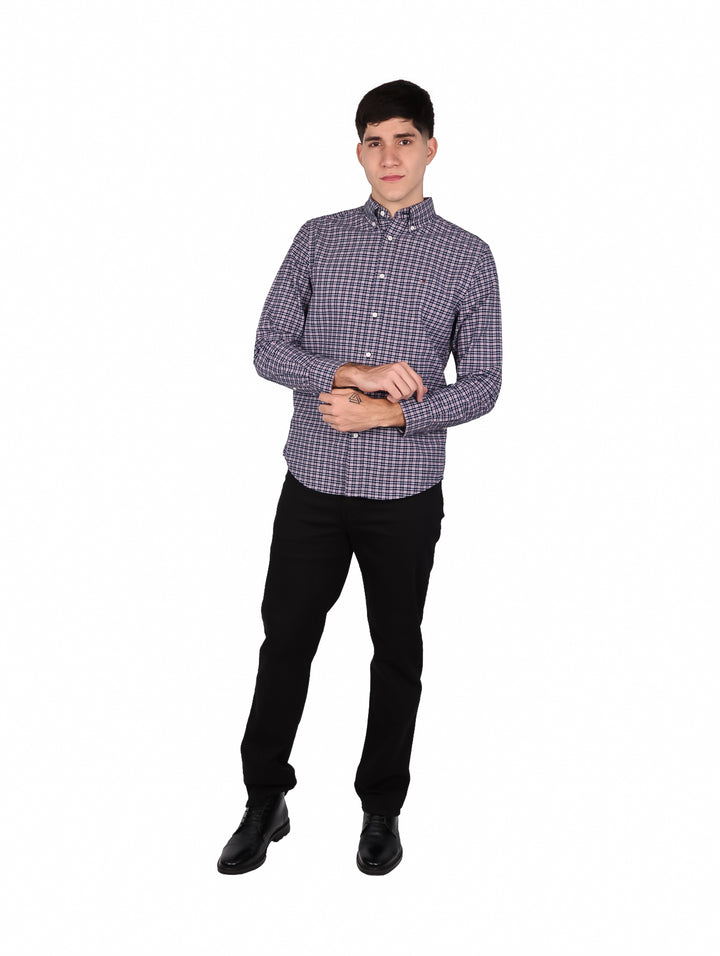 Hombre vistiendo camisa de manga larga con estampado de cuadros en tonos azul y blanco de Tommy Hilfiger.