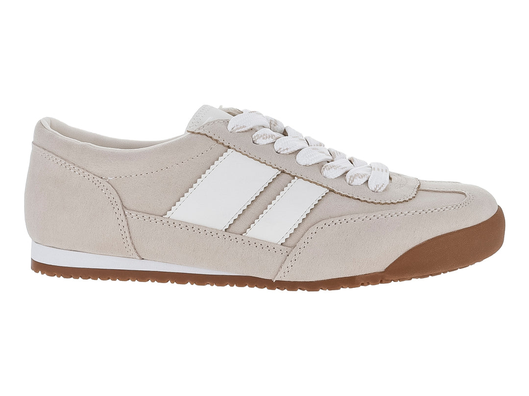 Tenis casuales Madden Girl color beige con franjas blancas y suela café.
