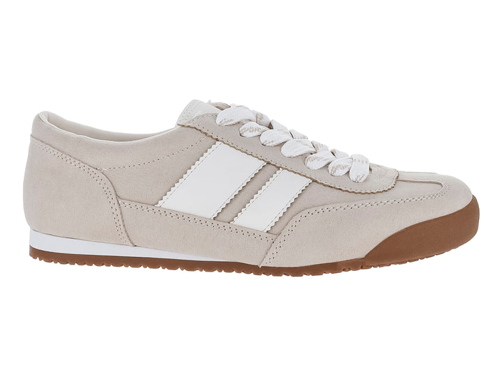 Tenis casuales Madden Girl color beige con franjas blancas y suela café.