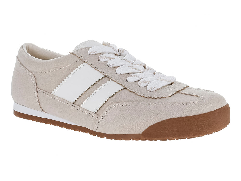 Tenis casuales Madden Girl color beige con franjas blancas y suela café.