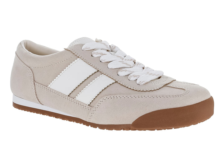 Tenis casuales Madden Girl color beige con franjas blancas y suela café.