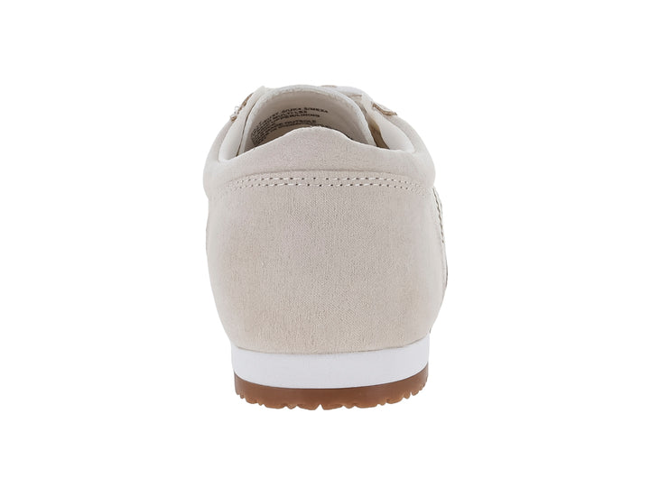 Tenis casuales Madden Girl color beige con franjas blancas y suela café.
