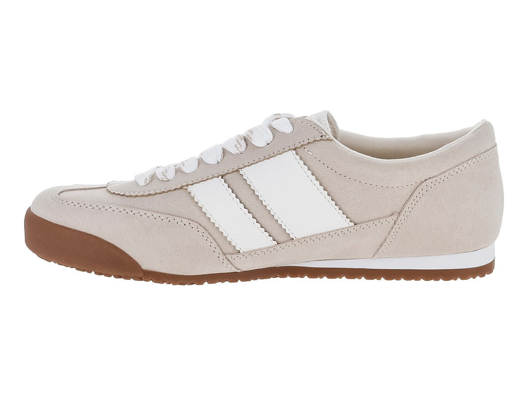 Tenis casuales Madden Girl color beige con franjas blancas y suela café.