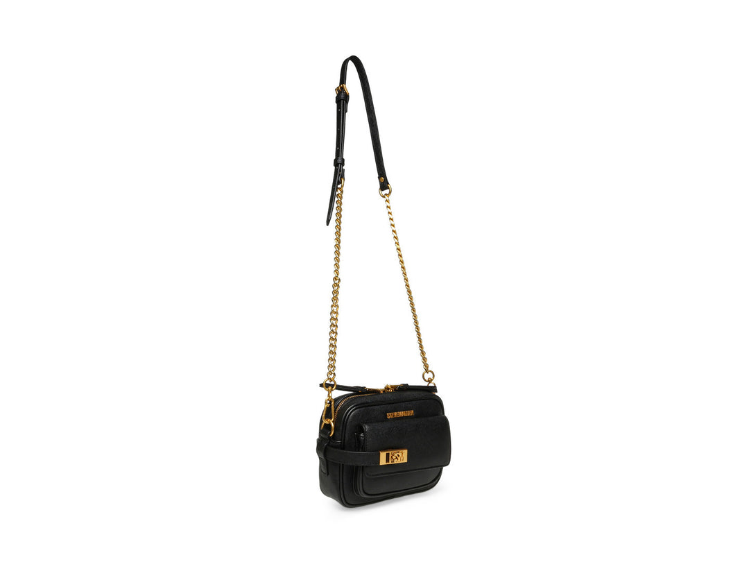 Bolso pequeño de color negro con correa de cadena dorada y detalles metálicos de la marca Steve Madden.