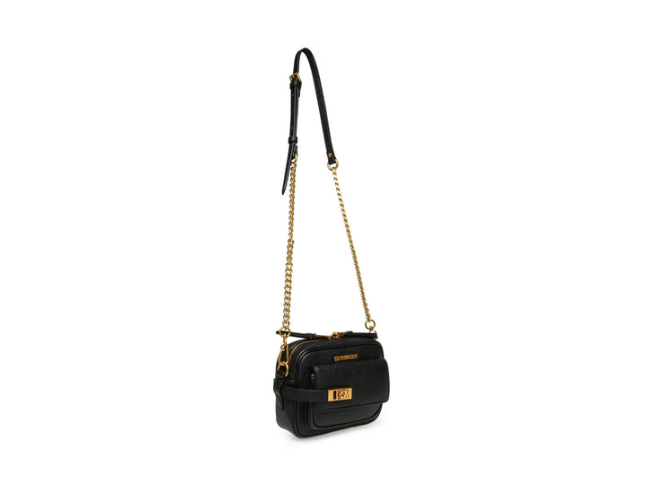 Bolso pequeño de color negro con correa de cadena dorada y detalles metálicos de la marca Steve Madden.
