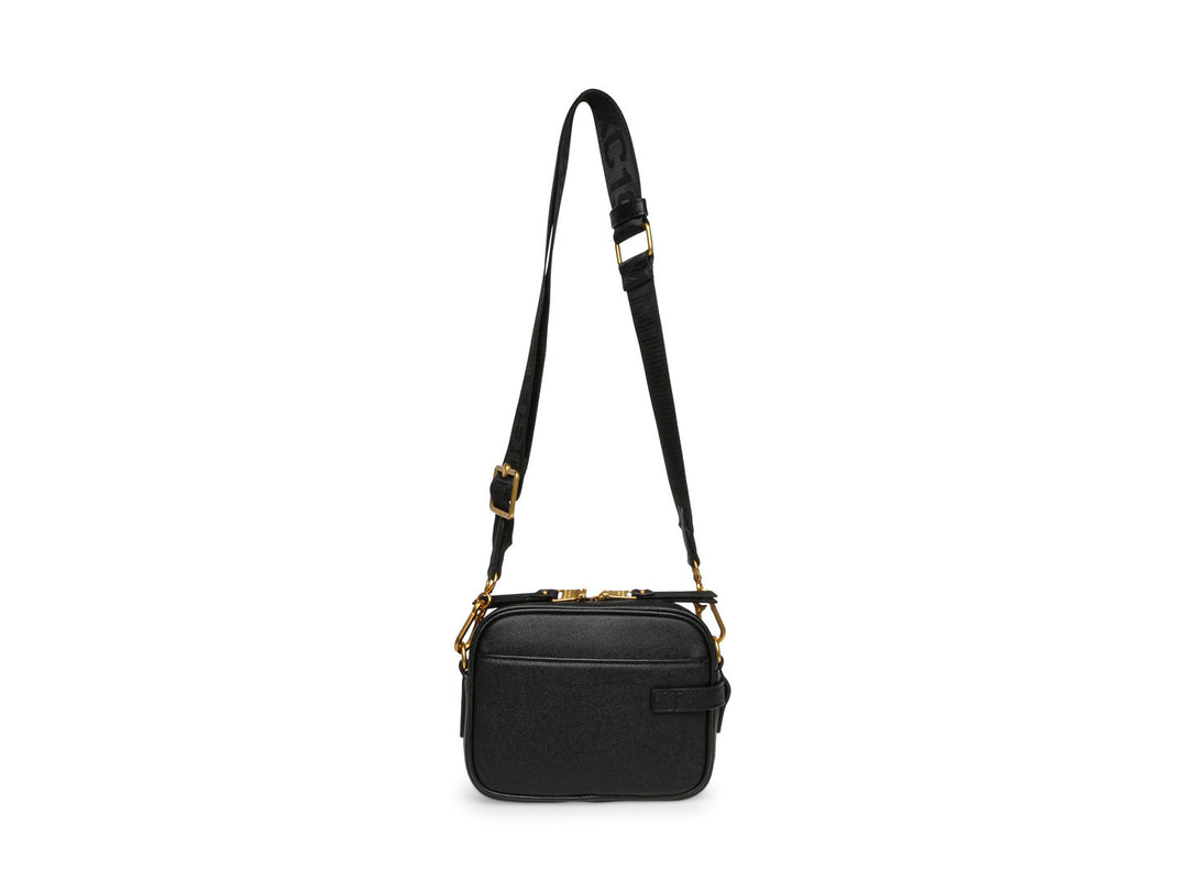 Bolso pequeño de color negro con correa de cadena dorada y detalles metálicos de la marca Steve Madden.