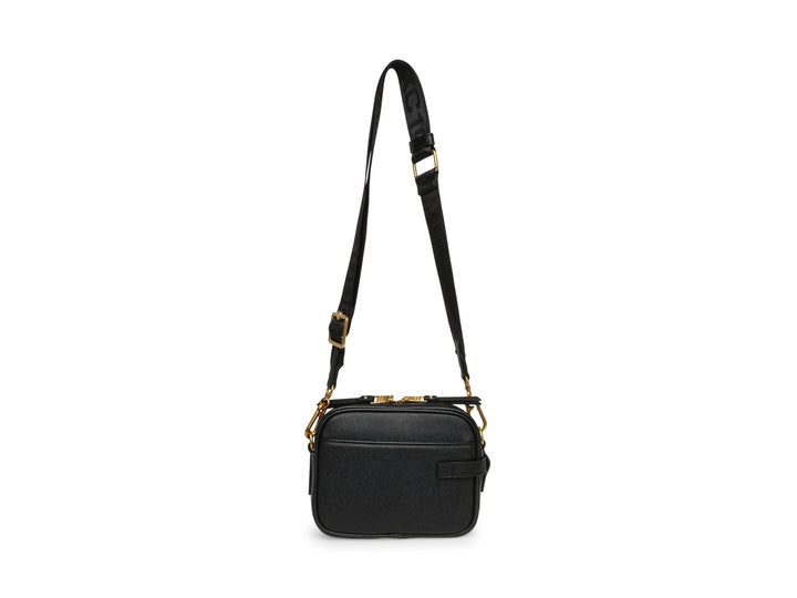 Bolso pequeño de color negro con correa de cadena dorada y detalles metálicos de la marca Steve Madden.