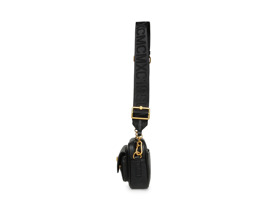 Bolso pequeño de color negro con correa de cadena dorada y detalles metálicos de la marca Steve Madden.