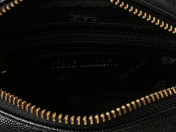 Bolso pequeño de color negro con correa de cadena dorada y detalles metálicos de la marca Steve Madden.
