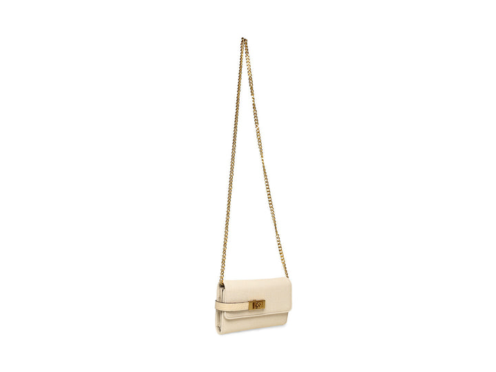Bolso estilo cartera Steve Madden color hueso con correa de cadena dorada y cierre frontal metálico.