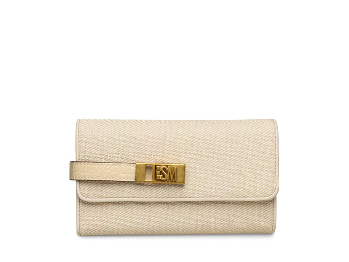 Bolso estilo cartera Steve Madden color hueso con correa de cadena dorada y cierre frontal metálico.