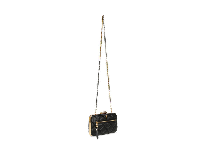 Bolso pequeño de hombro Steve Madden color negro con textura acolchada y cadena dorada.