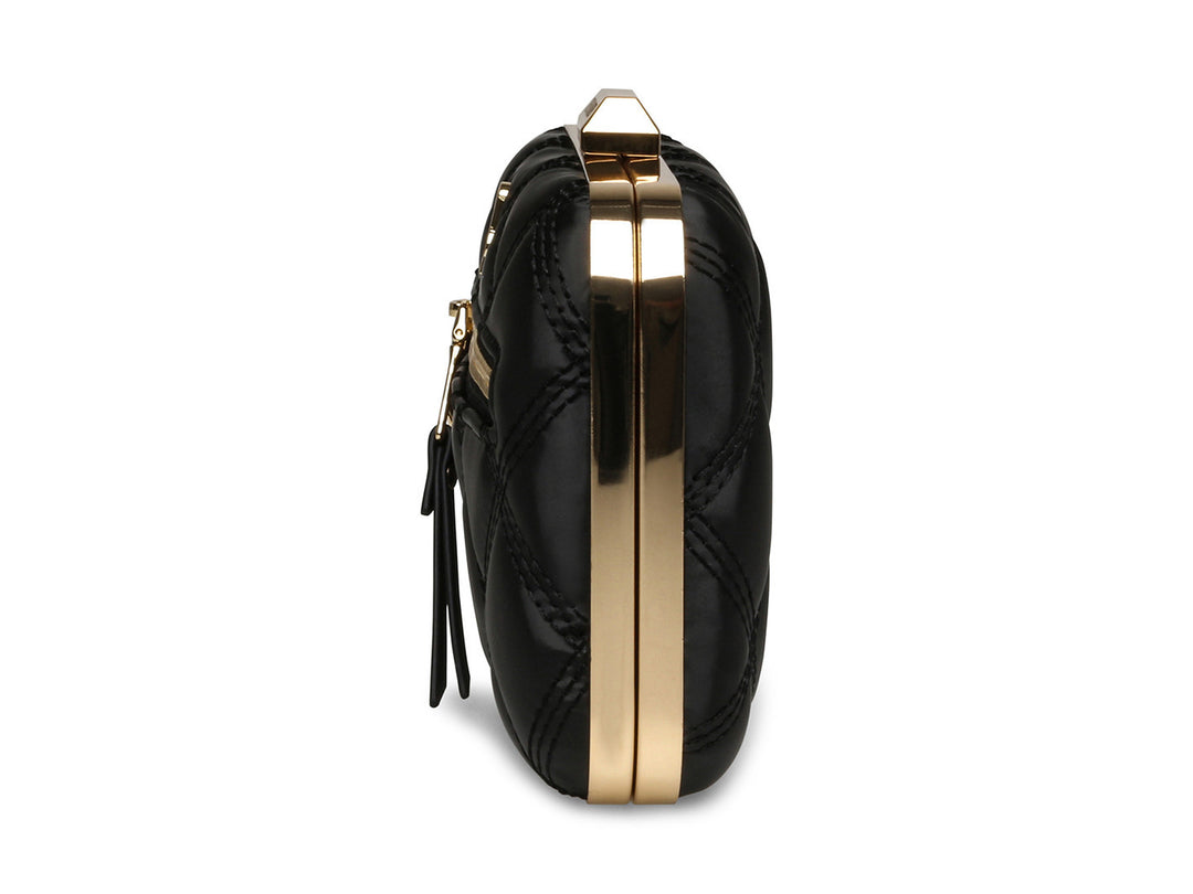 Bolso pequeño de hombro Steve Madden color negro con textura acolchada y cadena dorada.
