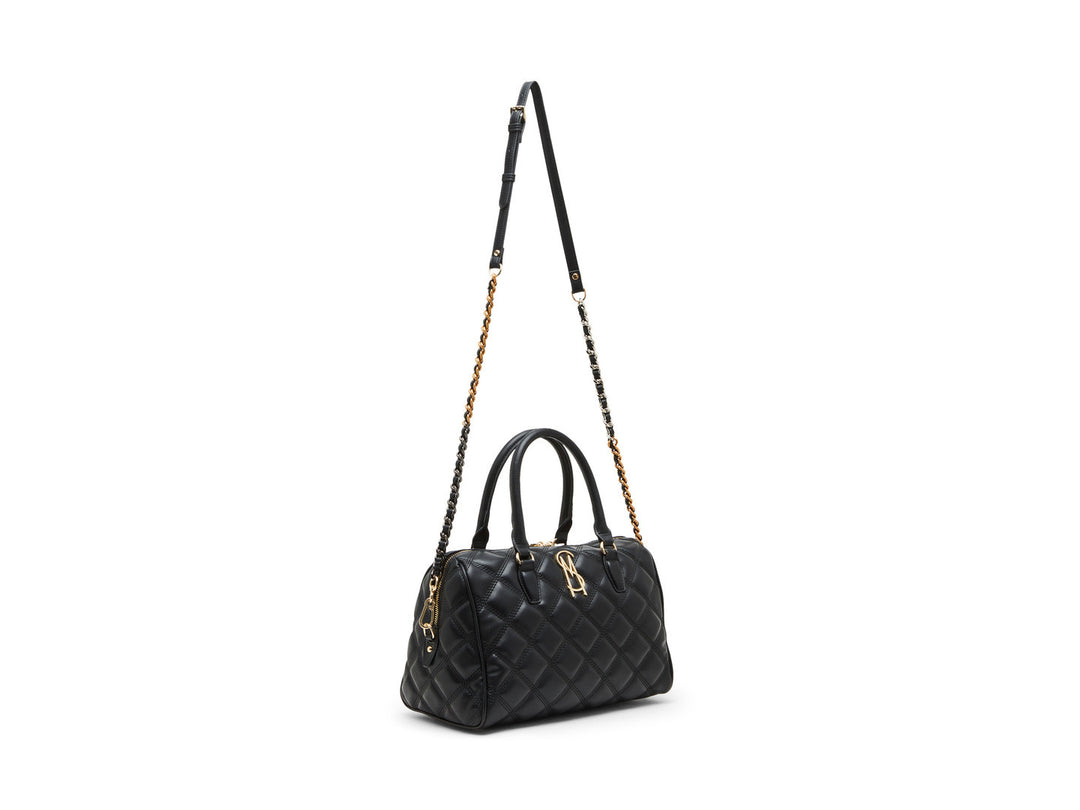 Bolso de hombro Steve Madden color negro con diseño acolchado, detalles en dorado y correa ajustable.