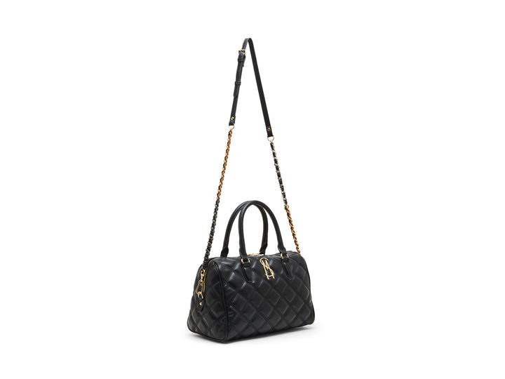 Bolso de hombro Steve Madden color negro con diseño acolchado, detalles en dorado y correa ajustable.