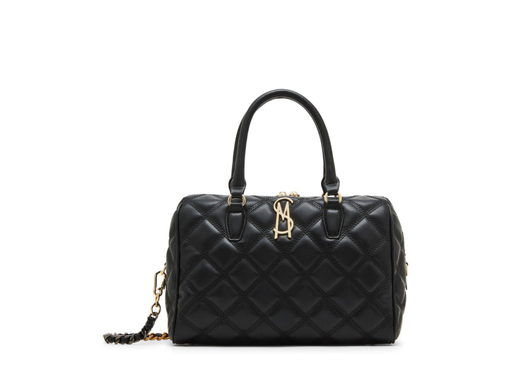 Bolso de hombro Steve Madden color negro con diseño acolchado, detalles en dorado y correa ajustable.