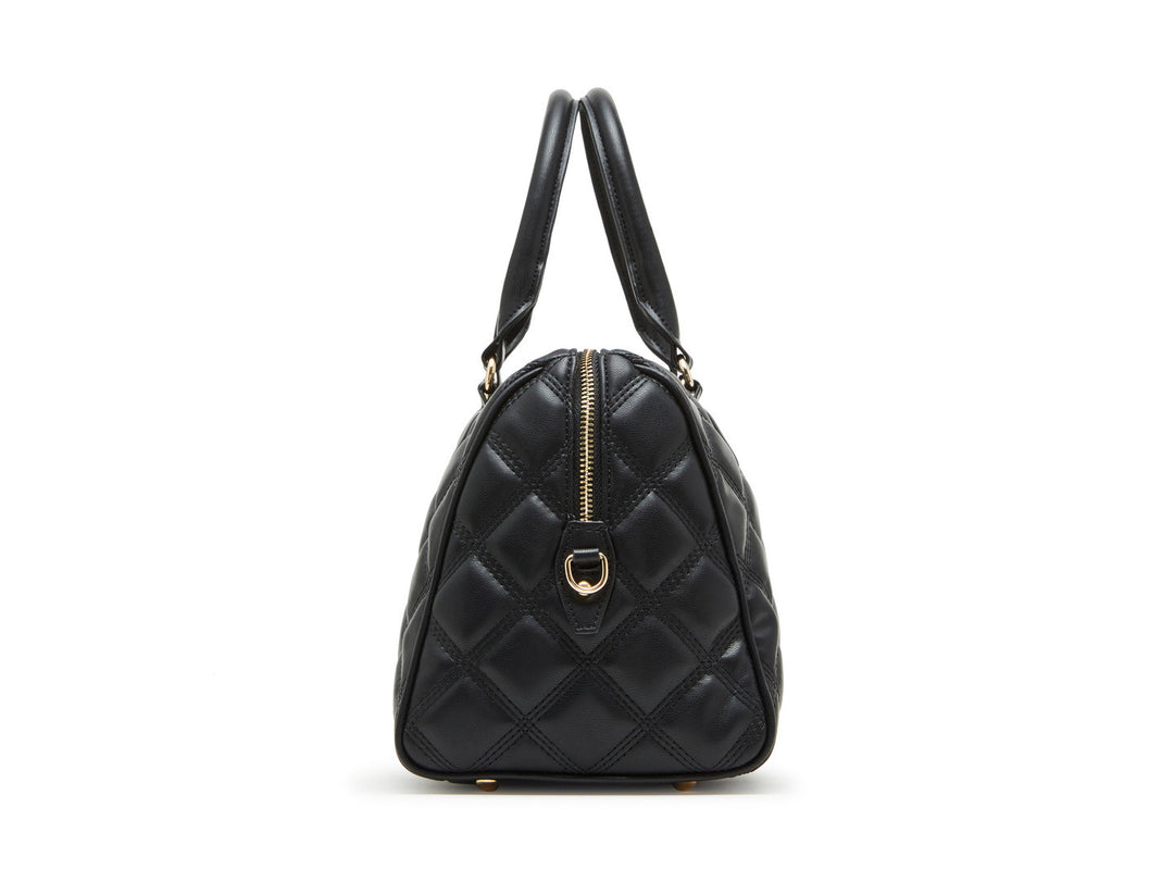 Bolso de hombro Steve Madden color negro con diseño acolchado, detalles en dorado y correa ajustable.
