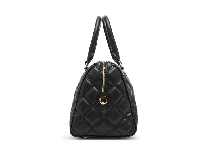 Bolso de hombro Steve Madden color negro con diseño acolchado, detalles en dorado y correa ajustable.