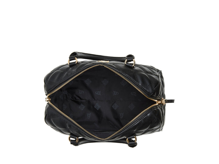 Bolso de hombro Steve Madden color negro con diseño acolchado, detalles en dorado y correa ajustable.