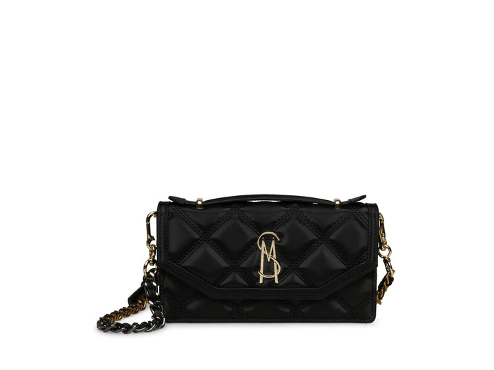 Bolsa negra Steve Madden con diseño acolchado y correa de cadena dorada.