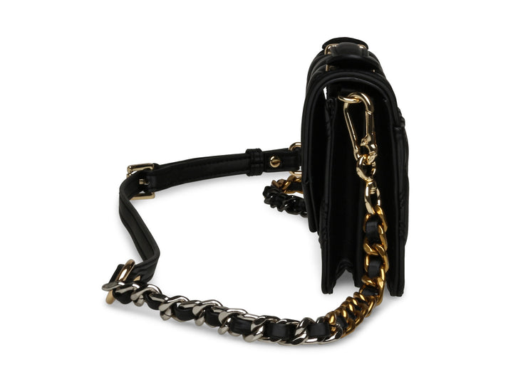 Bolsa negra Steve Madden con diseño acolchado y correa de cadena dorada.