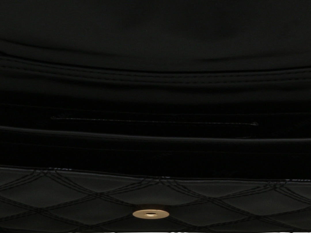 Bolsa negra Steve Madden con diseño acolchado y correa de cadena dorada.