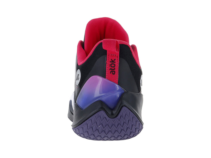 Tenis de baloncesto ATOK Performance color negro con acentos en rosa y azul.