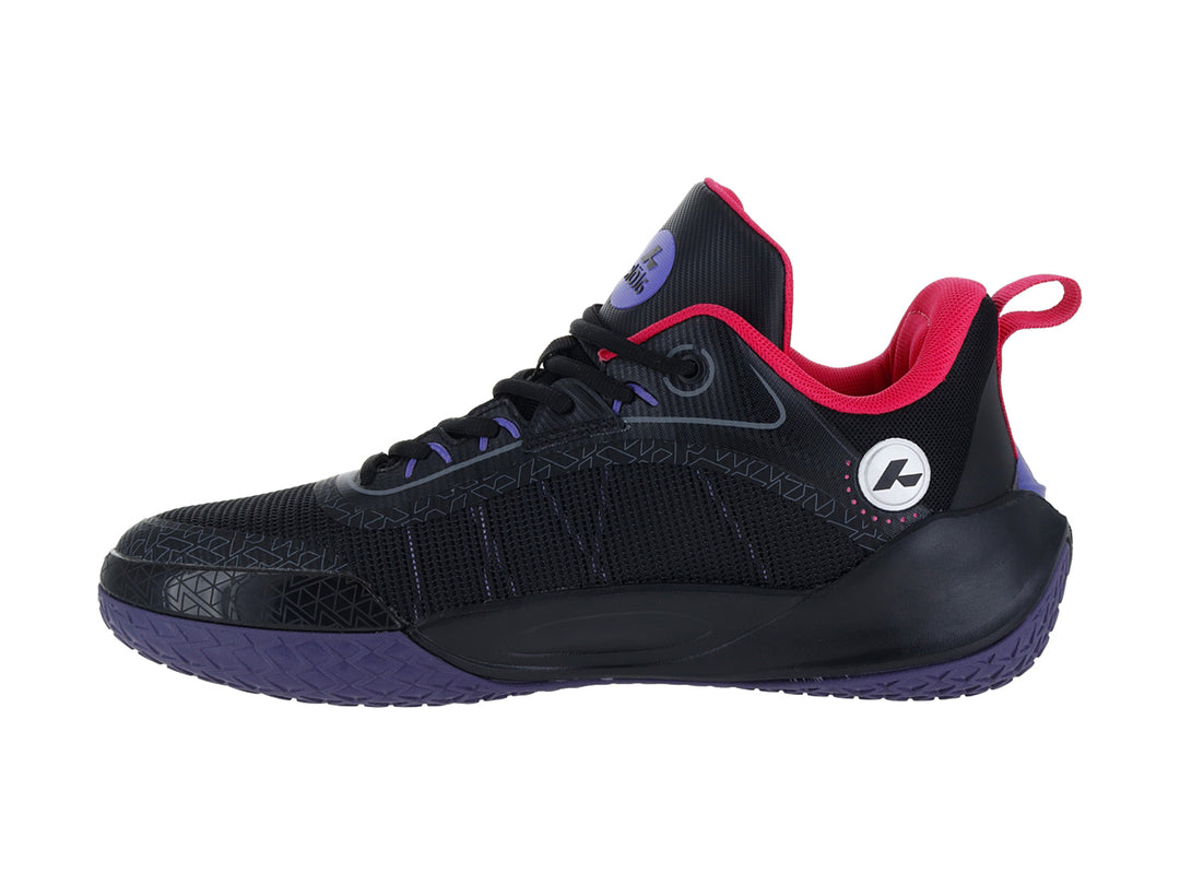 Tenis de baloncesto ATOK Performance color negro con acentos en rosa y azul.