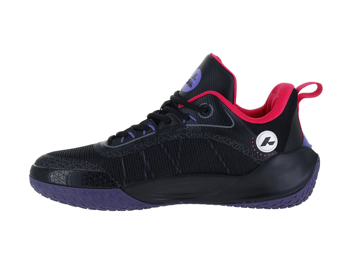 Tenis de baloncesto ATOK Performance color negro con acentos en rosa y azul.