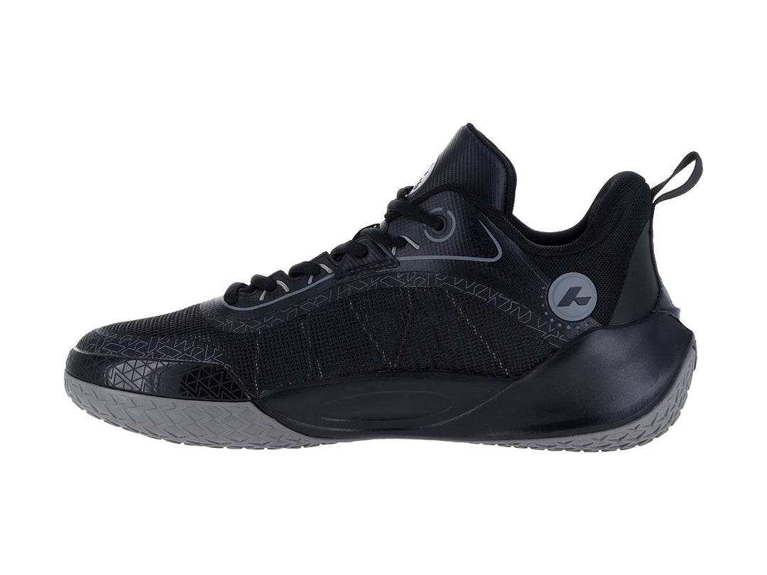 Tenis de baloncesto ATOK Performance color negro con detalles en gris y diseño moderno.