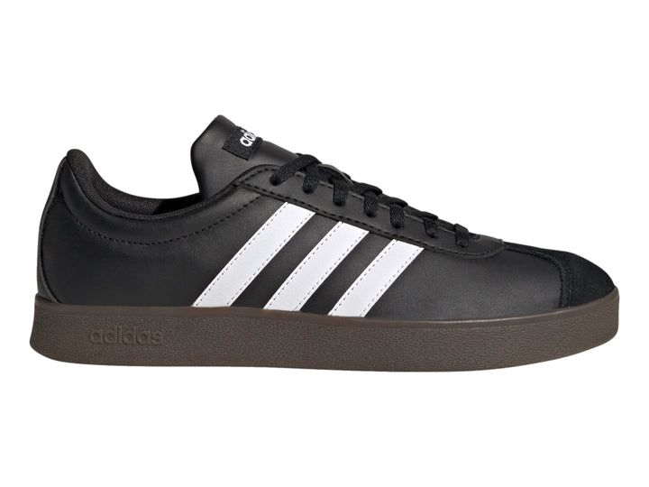 Tenis Adidas color negro con tres franjas blancas laterales y suela oscura.