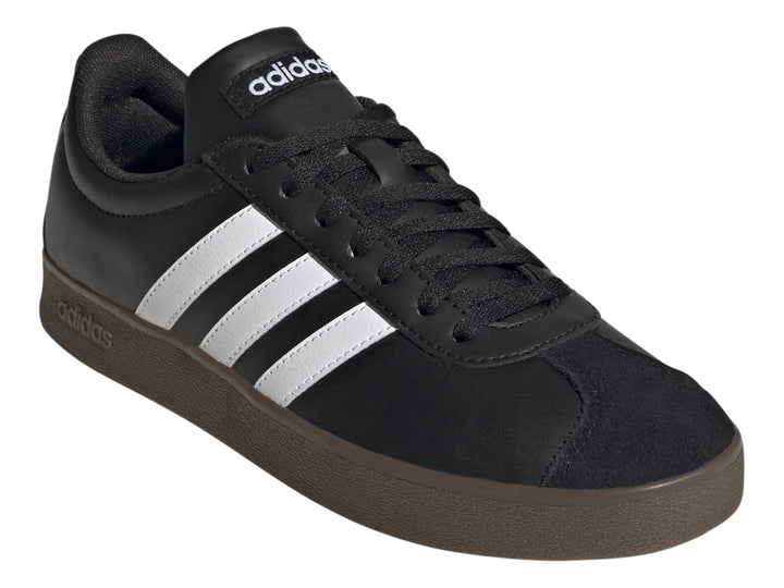 Tenis Adidas color negro con tres franjas blancas laterales y suela oscura.