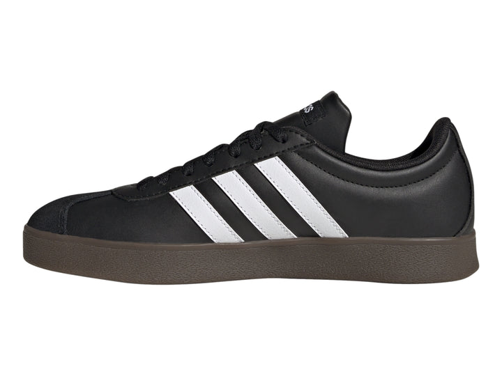 Tenis Adidas color negro con tres franjas blancas laterales y suela oscura.