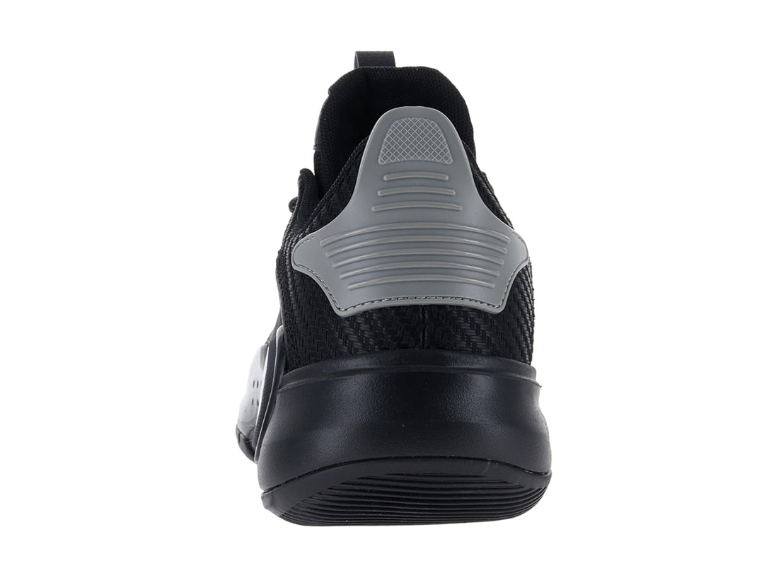 Tenis de baloncesto ATOK Performance color negro con detalles en gris y suela robusta.