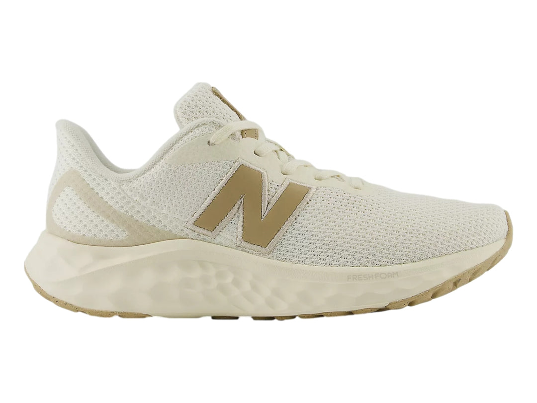 Tenis deportivos New Balance en color beige Angora con suela blanca y logotipo en tono café.