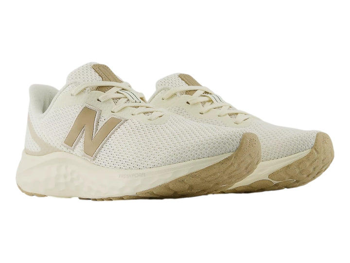 Tenis deportivos New Balance en color beige Angora con suela blanca y logotipo en tono café.