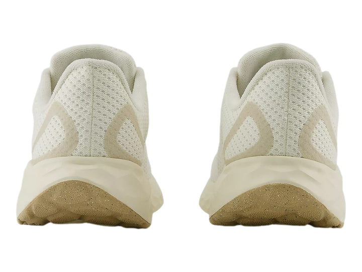 Tenis deportivos New Balance en color beige Angora con suela blanca y logotipo en tono café.