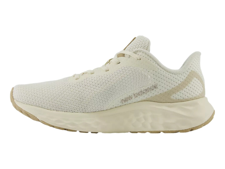 Tenis deportivos New Balance en color beige Angora con suela blanca y logotipo en tono café.