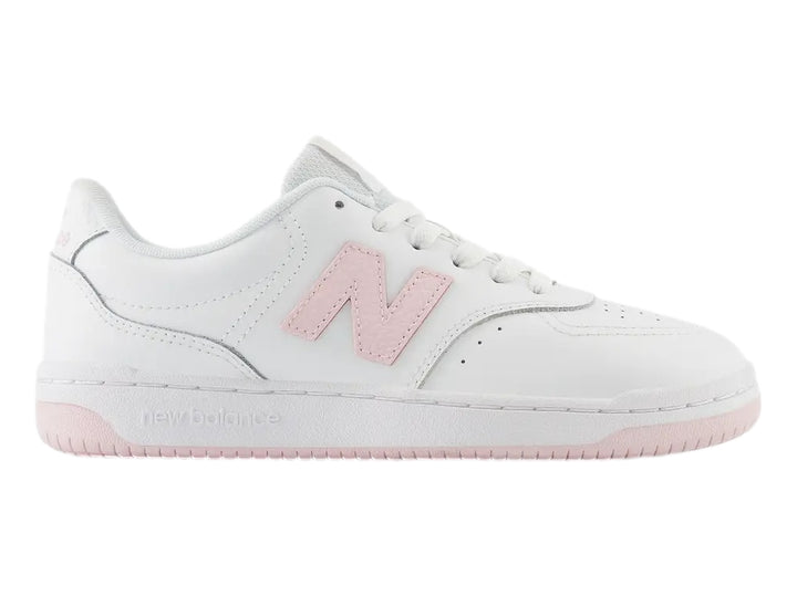 Tenis New Balance color blanco con logotipo y suela en color rosa.