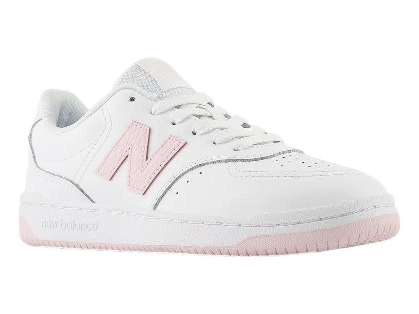 Tenis New Balance color blanco con logotipo y suela en color rosa.