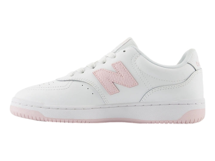 Tenis New Balance color blanco con logotipo y suela en color rosa.